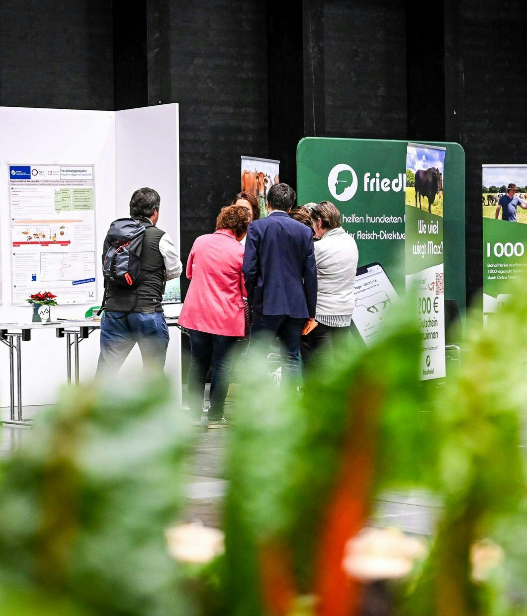 in der Hypo Vorarlberg Halle 11 stehen BesucherInnen vor den Ständen der AusstellerInnen und reden mit den AusstellerInnen © © Udo Mittelberger_Messe Dornbirn GmbH